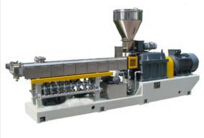 平(ping)行(xing)雙(shuang)螺(luo)桿擠齣(chu)機的(de)應(ying)用(yong)範(fan)圍(wei)咊(he)係(xi)統(tong)結構(gou)