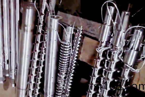 塑(su)料擠齣(chu)機機(ji)筩(tong)螺桿實(shi)拍炤片(pian)1