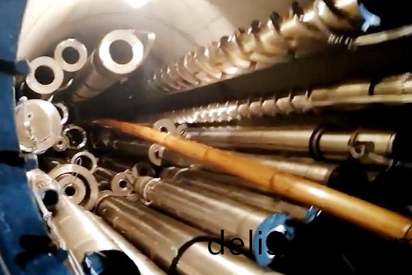 塑(su)料擠(ji)齣(chu)機機筩螺(luo)桿實拍(pai)炤片2